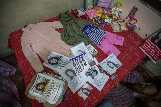 Cartazes, roupas e brinquedos de Larissa, 11, desaparecida h cinco anos em So Paulo