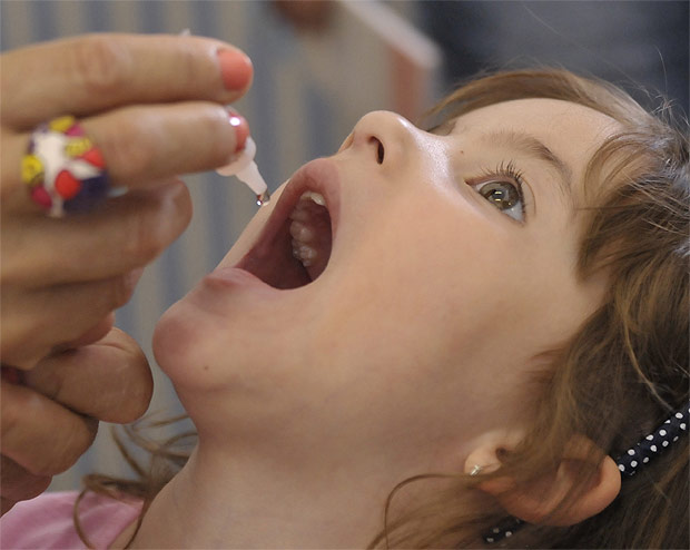 Menina  vacinada contra a poliomielite; campanha deste ano foi adiada