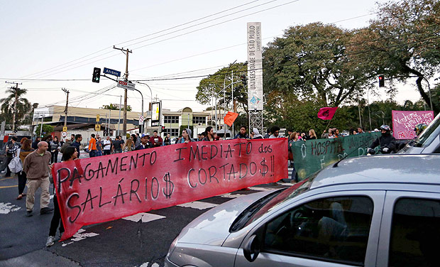 Funcionrios bloqueiam vis em torno da entrada principal da USP na zona oeste de So Paulo