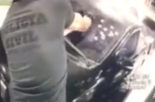 Homem com camisa da polcia faz vrios disparos contra pai de famlia no estacionamento de shopping no Rio
