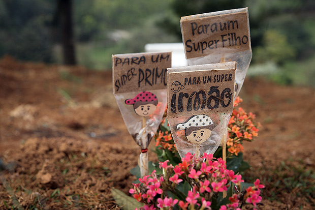 Flores no túmulo do menino Italo, 10, morto por policiais militares após perseguição em junho