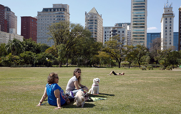 SAO PAULO, SP BRASIL- 12-07-2016 : Usuarios tomam sol no parque do Povo, zona sul de Sao Paulo, em dia mais quente do inverno. A temperatura chegou nos 30 graus.. ( Foto: Joel Silva/ Folhapress ) ***COTIDIANO *** ( ***EXCLUSIVO FOLHA***)