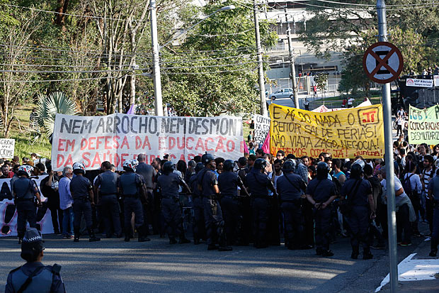 SAO PAULO,SP BRASIL- 15-06-2016 : Protesto de servidores, professores e alunos da USP, Unicamp e Unesp sao barrados em frente ao estadio do Morumbi, quando seguiam at o palcio dos Bandeirantes.