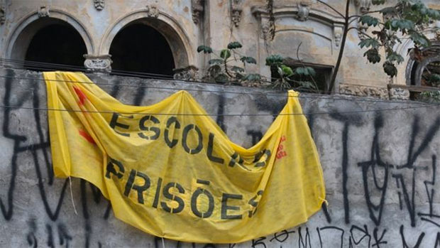 Ocupao de uma das escolas de So Paulo no ano passado trazia a faixa: "Escolas Prises"