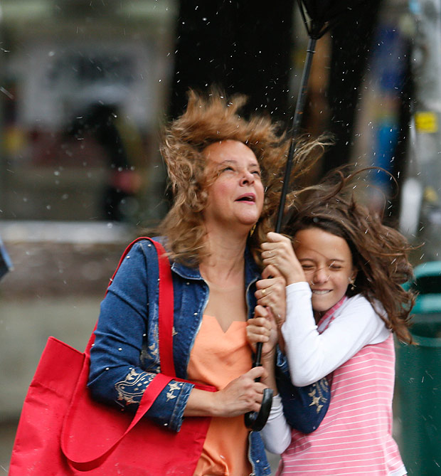 Pedestres se protegem da chuva e do vento forte que atinge a cidade de São Paulo na tarde deste sábado 16 na região da avenida Paulista. Foto Marcelo D. Sants/FramePhoto. *** PARCEIRO FOLHAPRESS - FOTO COM CUSTO EXTRA E CRDITOS OBRIGATRIOS ***