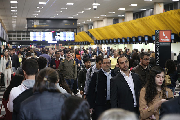 Longas filas se formam no Aeroporto de Congonhas, em So Paulo, no primeiro dia das novas regras da ANAC