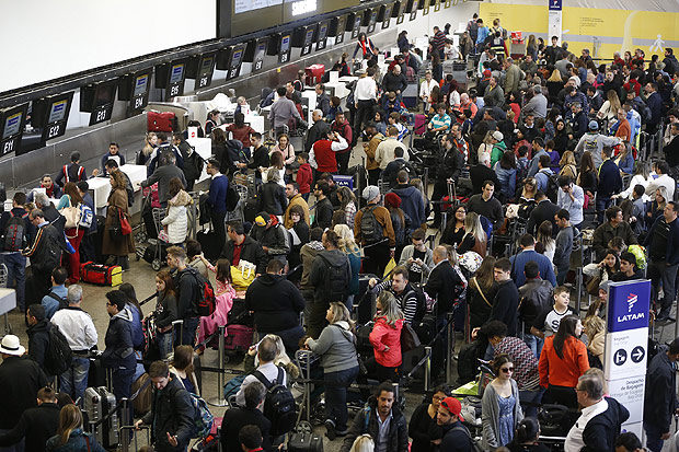 SAO PAULO, SP, BRASIL- 18-07-2016 :.Passageiros enfrentam fila para fazer check in na Latam no aeroproto de Gaurulhos. Hoje comeca o esquema de seguranca para Olimpiadas. ( Foto: Joel Silva/ Folhapress ) ***COTIDIANO *** ( ***EXCLUSIVO FOLHA***)