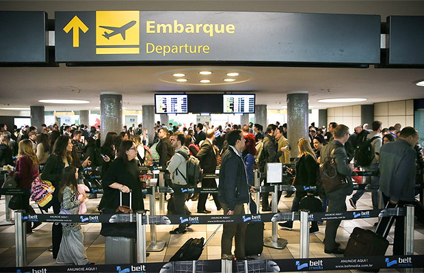 Passageiros enfrentam longas filas para embarcar no aeroporto de Congonhas, em So Paulo, pelo segundo dia seguido