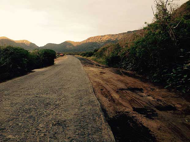 Trecho da Estrada da Guanabara, em Grumari (zona oeste do Rio), foi asfaltada pela prefeitura para competies de ciclismo da Olimpada