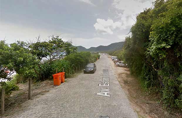 Trecho da Estrada da Guanabara, em Grumari, antes de ser asfaltada para competies de ciclismo da Olimpada