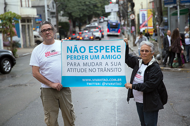 Manifestantes do movimento Viva Vito em ato em homenagem a Anari Recchia, na Vila Madalena, no sbado (16)