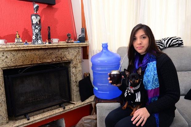 A estudante Camille Beckencamp, 22, com o chimarro que prepara com gua filtrada