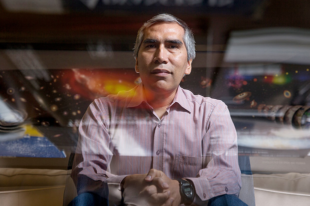 O professor de astronomia da USP Jorge Melndez