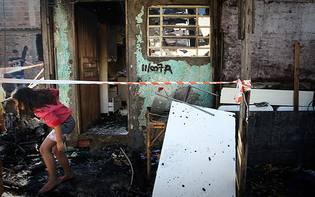 SAO PAULO/SP BRASIL. 26/07/2016 -Rescaldo do Incendio que atingio a Favela Alba no meio da tarde de ontem.(foto: Zanone Fraissat/FOLHAPRESS, COTIDIANO)***EXCLUSIVO***