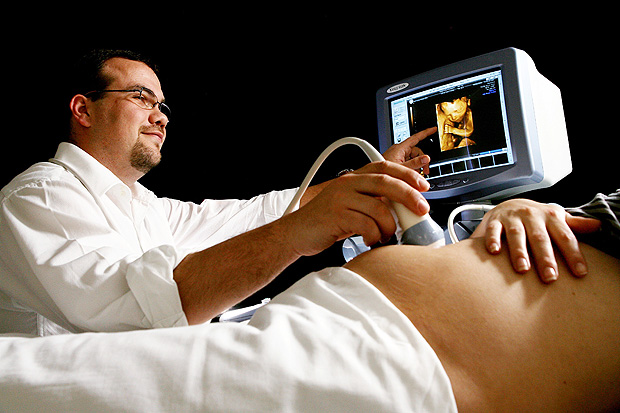 Mdico faz exame de ultrassom em uma paciente grvida de cinco meses 