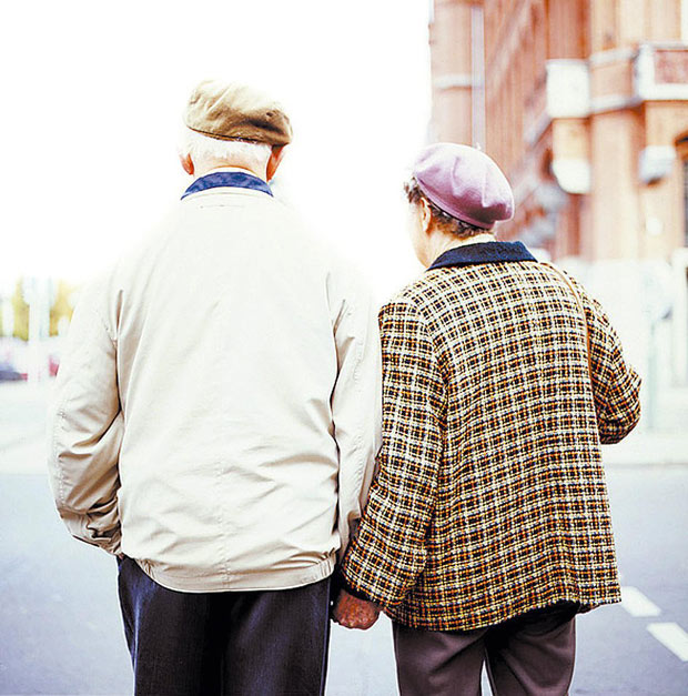 ORG XMIT: 211501_0.tif Fotografia: Foto de casal de idosos andando de mos dadas, que representa o Amor no 