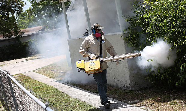Funcionrio faz fumac contra mosquito transmissor do vrus da zika em Miami-Dade