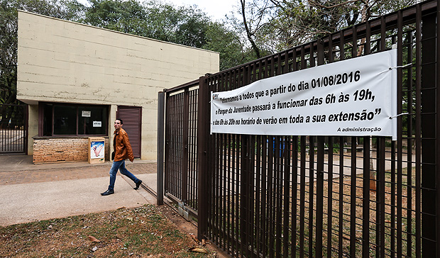 Faixa avisa que portes do parque Juventude passaram a fechar s 19h, e no mais s 22h