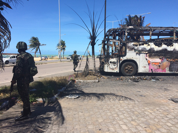 Homens do Exrcito prximo a nibus queimado na praia Brasilia Teimosa, em Natal