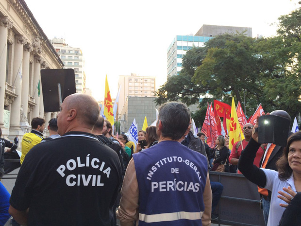 Policiais militares, civis, bombeiros, agentes penitencirios e peritos criminais na paralisao de um dia nesta quinta-feira (4) em Porto Alegre