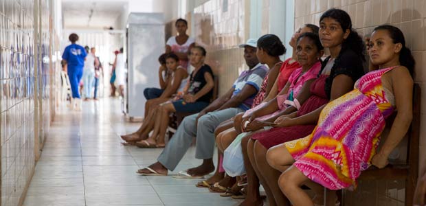 Grvidas aguardam atendimento no hospital municipal de Rosrio (MA)