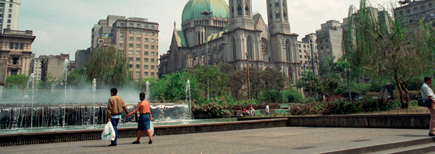 ORG XMIT: 574901_0.tif Vista da Catedral da Sé, na Praça da Sé, em São Paulo (SP). (São Paulo (SP), 00.09.1991. Luiz Novaes/Folhapress) 