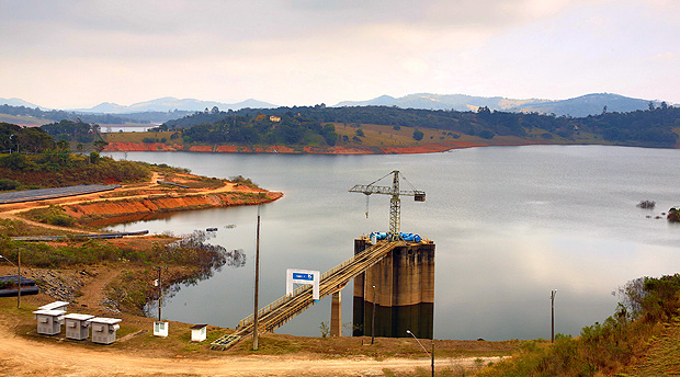Vista represa jaguari-jacarei reserva que compoe o Sistema Cantareira, em joanopolis no interioe de Sao Paulo, nesta terca-feira (02), opera em queda de 0.1% de ontem pra hoje. Segundo a compania de aguas do Estado de Sao Paulo (Sabesp), o sistema opera hoje com 46,7% (indice 3). ( Foto : Luis Moura / WPP). *** PARCEIRO FOLHAPRESS - FOTO COM CUSTO EXTRA E CRDITOS OBRIGATRIOS ***