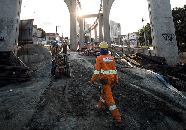 SÃO PAULO, SP, 23.06.2016: METRÔ-SP - Funcionários trabalham na construção da estação Tolstoi da Linha 15-Prata (Monotrilho) do Metrô de São Paulo, na zona leste da capital paulista. (Foto: Ricardo Nogueira/Folhapress)