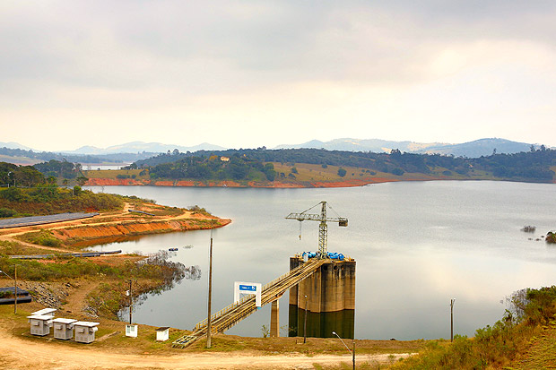 Vista represa jaguari-jacarei reserva que compoe o Sistema Cantareira, em joanopolis no interioe de Sao Paulo, nesta terca-feira (02), opera em queda de 0.1% de ontem pra hoje. Segundo a compania de aguas do Estado de Sao Paulo (Sabesp), o sistema opera hoje com 46,7% (indice 3). ( Foto : Luis Moura / WPP). *** PARCEIRO FOLHAPRESS - FOTO COM CUSTO EXTRA E CRDITOS OBRIGATRIOS ***
