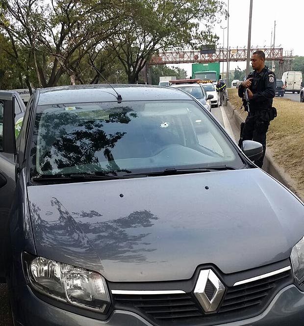 Foto do carro em que estava o policial rodovirio Marzio Rezende, 56, baleado esta manh de sbado (13) no Rio