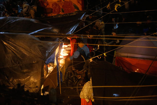 Traficantes tentam ocultar a venda de drogas com tendas, mas comrcio acontece normalmente no meio da rua