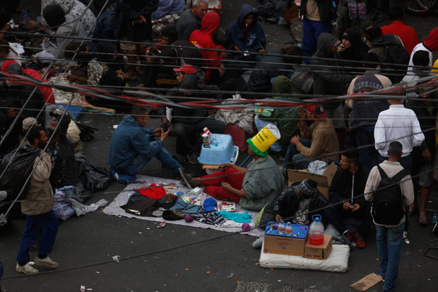 Usurios de drogas acampados em rua no centro de So Paulo