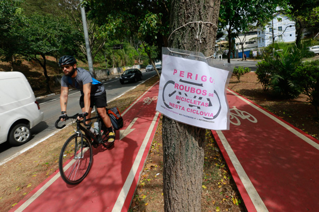 Cartaz do Coletivo Bicicletada So Paulo, na av. Sumar