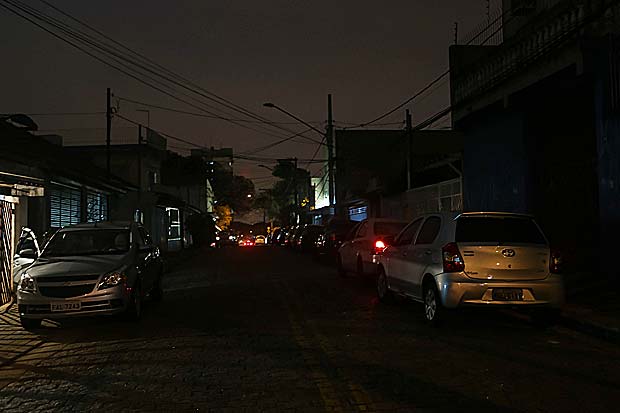 Trecho da Rua Engenheiro Alexandre Machado, em Guarulhos, sem iluminao pblica