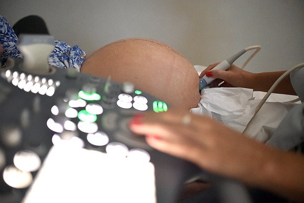 Mulher faz ultrassom em hospital de Braslia