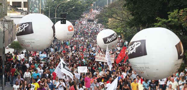 SAO PAULO - SP - 26.08.2016 - Protesto dos professores estaduais, organizado pela APEOESP, na praca da Republica, centro de Sao Paulo.. (Foto: Danilo Verpa/Folhapress, COTIDIANO) ORG XMIT: PROTESTO PROFESSORES