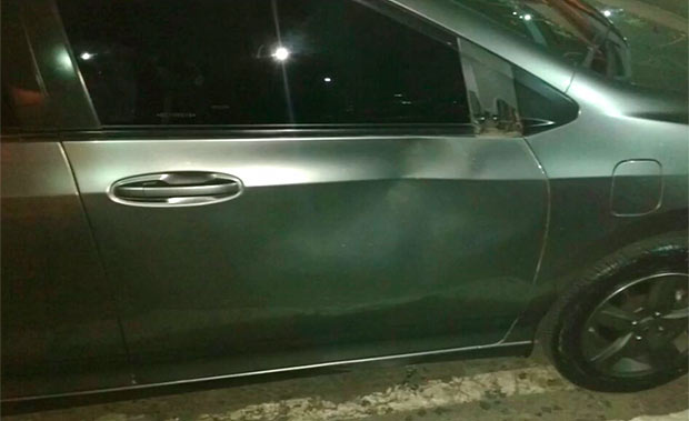 Carro do motorista do Uber foi amassado e riscado durante confuso com taxistas