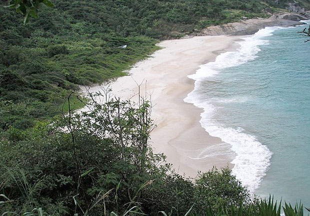 A praia Funda  acessvel apenas por uma trilha que comea no final da rua Parlon Siqueira, em Barra de Guaratiba