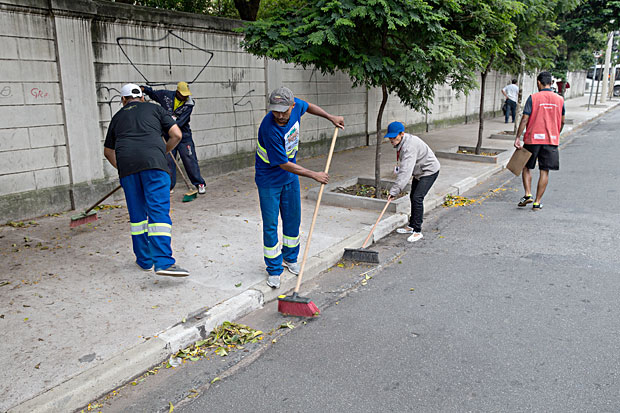 Integrantes do programa Braos Abertos durante trabalho de limpeza no centro de So Paulo