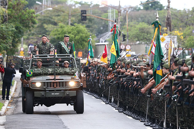 Militares se preparam para desfile no Sambdromo do Anhembi, na zona norte de So Paulo