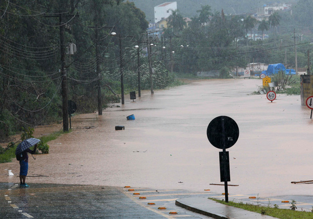 CAIEIRAS, SP, BRASIL. 11.03.2016. Area alagada em Caieiras durante a enchente. (Foto: Moacyr Lopes Junior/Folhapress, COTIDIANO). ***EXCLUSIVO *** Franco da Rocha - antes e depois ***
