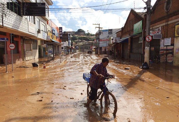 Franco da Rocha, na poca da chuva e seis meses depois da enchente