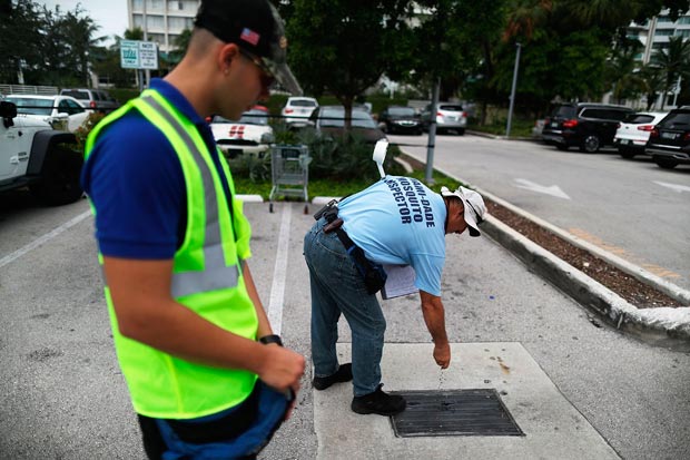 Em Miami, funcionário passa larvicida para evitar focos do mosquito transmissor de zika