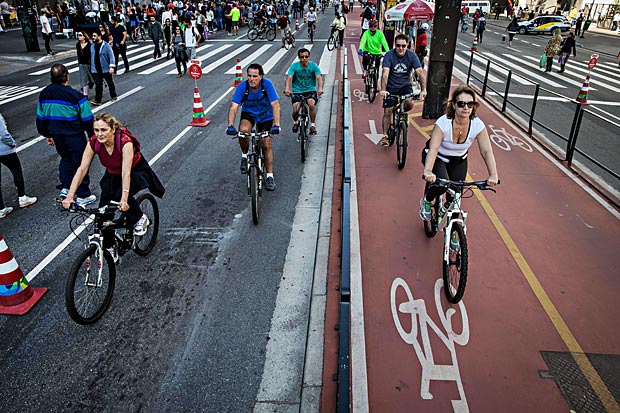 Ciclistas pedalam na av. Paulista, aberta aos domingos