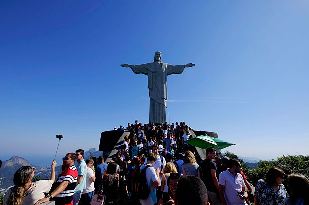 Visitantes observam a esttua do Cristo Redentor no parque Nacional da Tijuca, no Rio