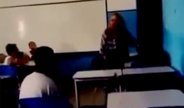 Clique na imagem para assistir ao vdeo em que mostra a professora ofendendo o estudante