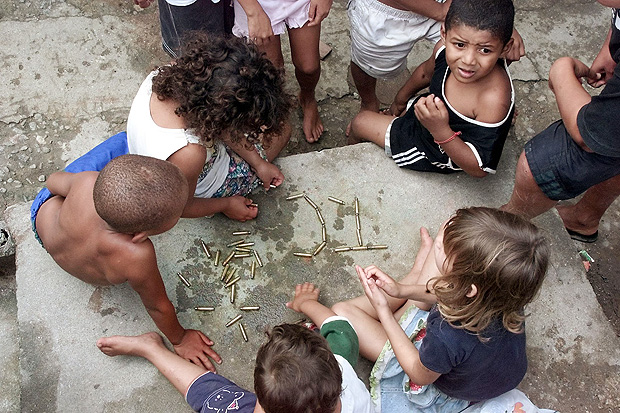 Crianas do morro do Querosene, na regio central do Rio de Janeiro, escrevem as iniciais 