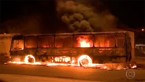 Ônibus é incendiado na segunda noite consecutiva de ataques criminosos em São Luis (MA)
