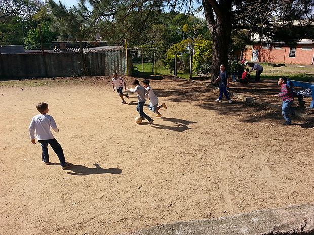 Alunos jogam bola no ptio do colgio Gomes Carneiro, na zona norte de Porto Alegre (RS)
