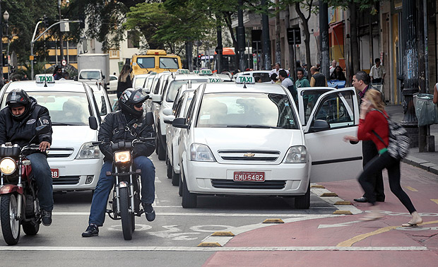 Ponto de txi na praa Ramos, na regio central de So Paulo; pela nova lei, usurio pode escolher carro 
